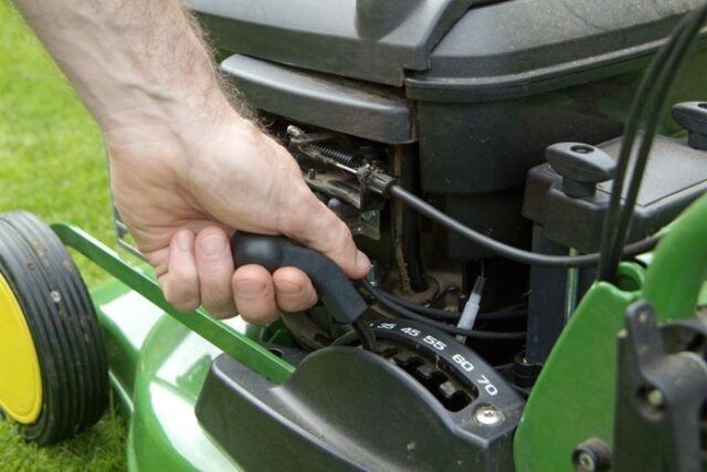 Adjusting the cutting height of your riding mower